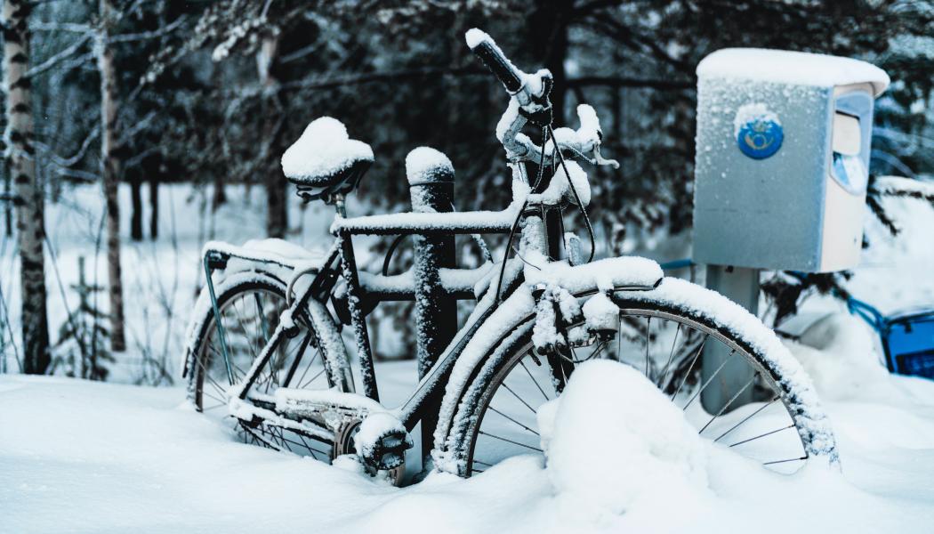 Kravet på att leverera post inom två dagar bör ändras till tre dagar, föreslår Postutredningen. Foto: juan encalada/unsplash