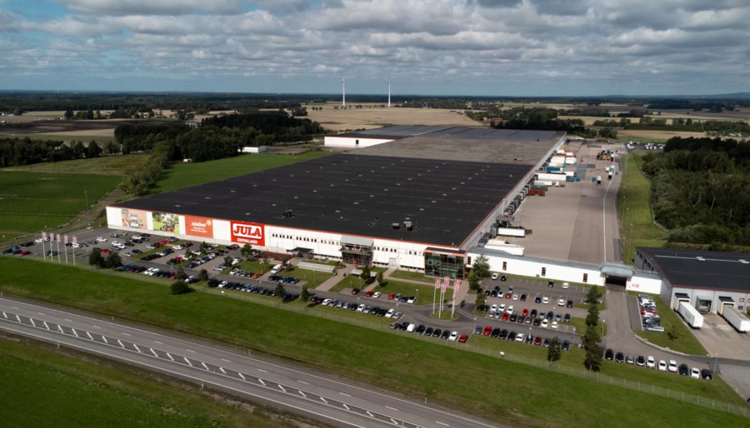 Utbyggnaden av lagret i Skara kommer att göras i västlig riktning. Foto: Jula