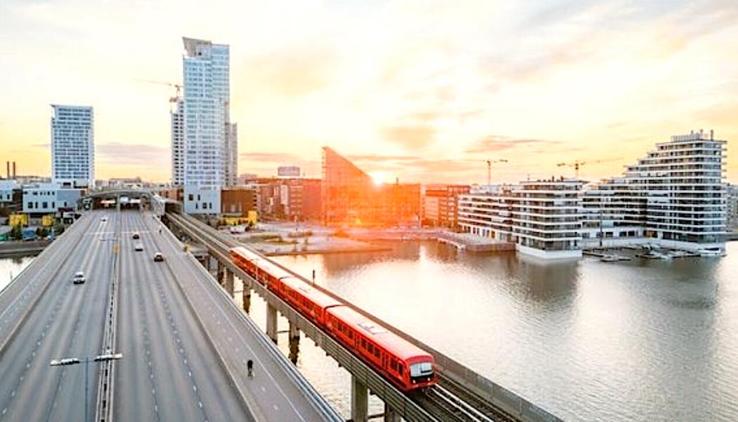 Metrobron mellan Fiskehamnen och Brändö är en av tre broar som ska renoveras eller ersättas i Helsingfors. Foto: Stadstrafikbolaget: Kaupunkiliikenne Oy