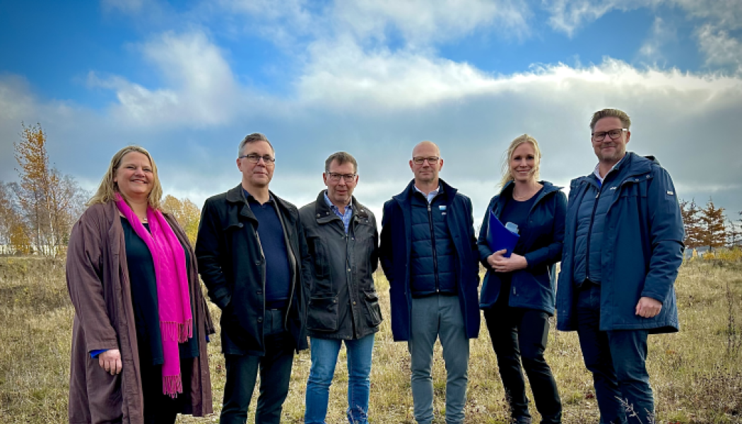 Marie Bergeås, Johan Söderberg, Christer Sundqvist, Niclas Björkman regionchef, Katrin Pettersson butikschef och Johan Jättne samlades vid platsen dit Ahlsell planerar att flytta hösten 2025. Marken är belägen vid Upplandsvägen, som leder till bland annat Dollar Store. Fotograf/Källa: Katrineholms kommun/Geza SImon