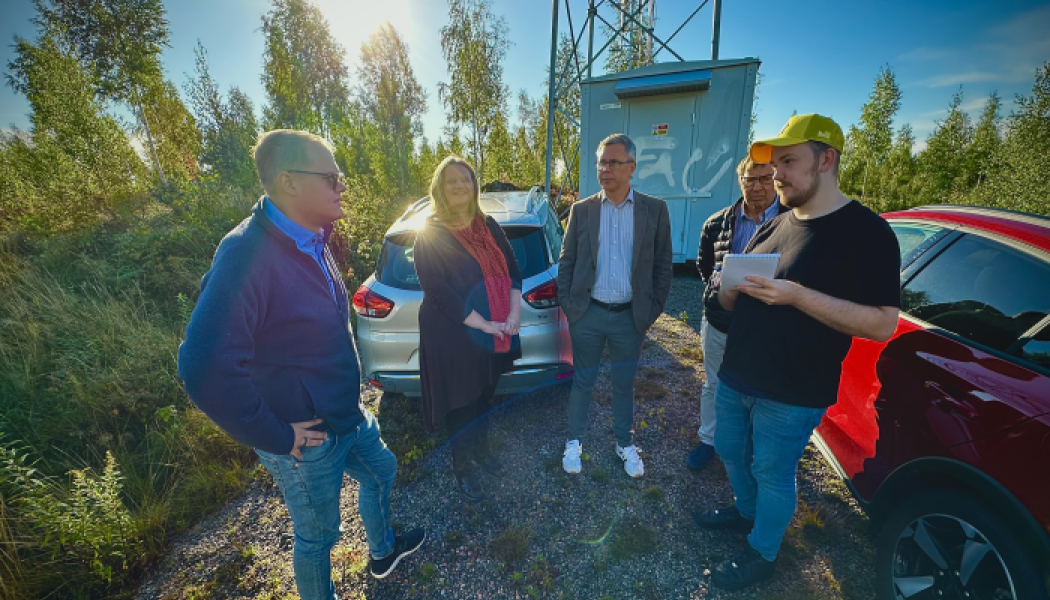 Erik Persson, Marie Bergeås mark- och exploateringschef vid Katrineholms kommun, Johan Söderberg, Christer Sundkvist vid den aktuella marken, i samtal med reporter från Katrineholms Kuriren. Fotograf/Källa: Katrineholms kommun/Geza SImon