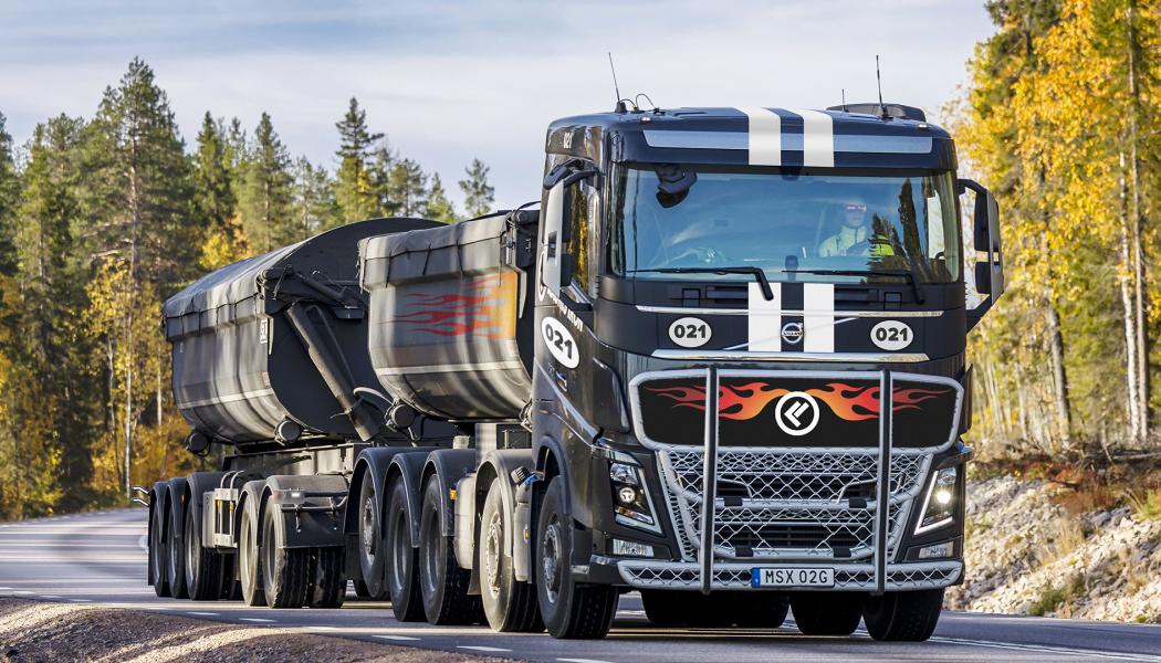 Fullastade malmbilar gör upp i den verkliga tungviktsklassen. Foto: Kaunis Iron