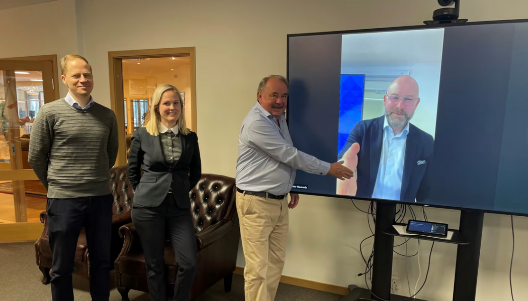 Andreas Lenander Kilenkrysset, Frida Gullstrand Advokatfirman Glimstedt, Jan Persson Kilenkrysset och Peter Haveneth Frigoscandia i samband med signeringen. Foto: Kilenkrysset 