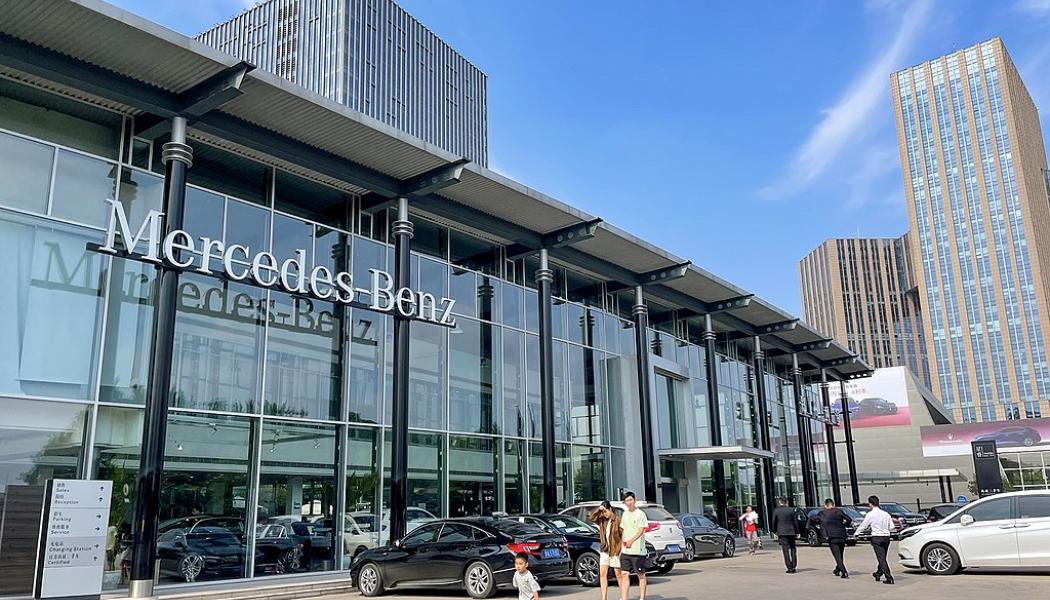 Mercedes Benz- försäljningsställe i Zhengzhou, Kina. Foto: Wikipedia Common, kredit: Windmemories 