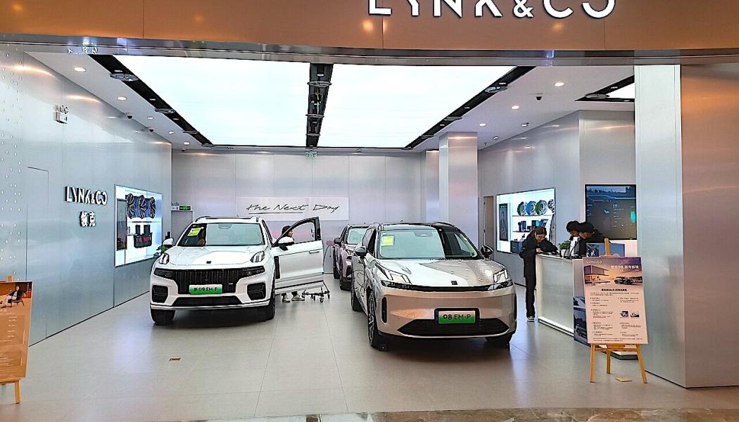 Ett Lynk & Co- showroom i ett köpcentrum i kinesiska Shenzhen, som säljer fordon direkt till kunder. Foto: Wikipedia Common, kredit: KAGYAMIUW Hangmaou 

