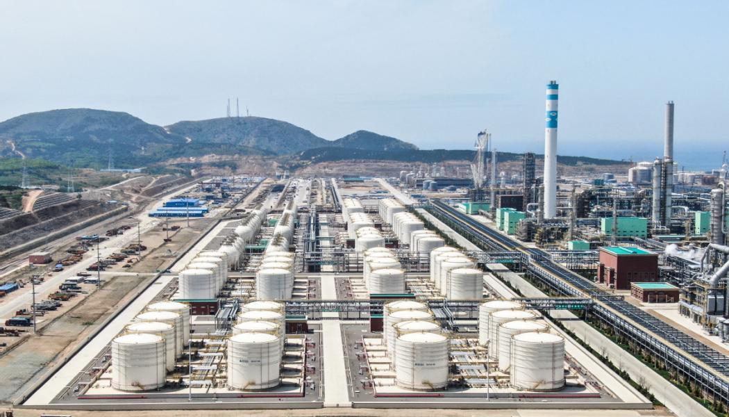 Kinesiskt raffinaderi i Dalian i provinsen Liaoning. Foto: China Petroleum and Chemical Industry 
