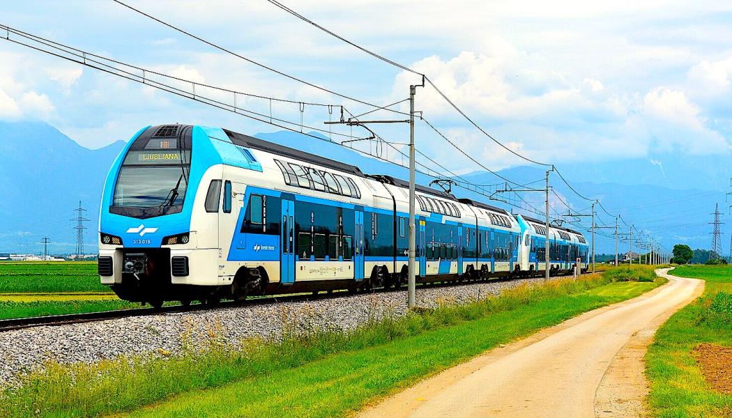 SŽ klass 313 EMU (Stadler KISS 160) på väg i Slovenien, Foto: Wikipedia Common, kredit: Nelso Silva 