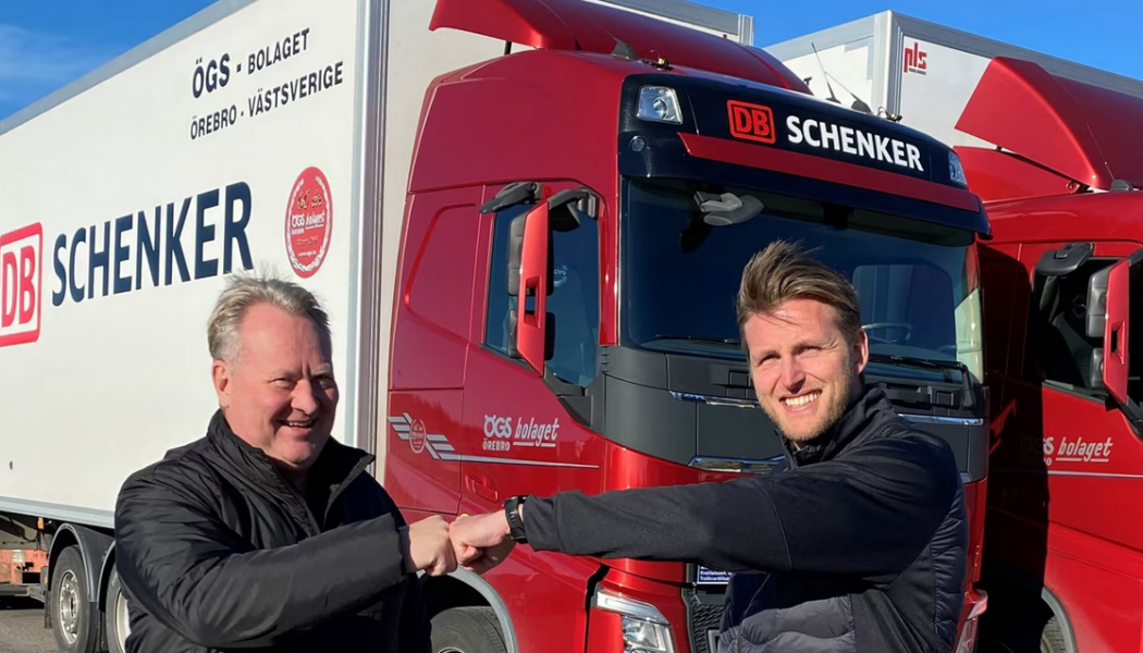Lars och Sebastian Johansson satsar på gröna transporter och har investerat i sex nya biogaslatsbilar. Foto: DB Schenker