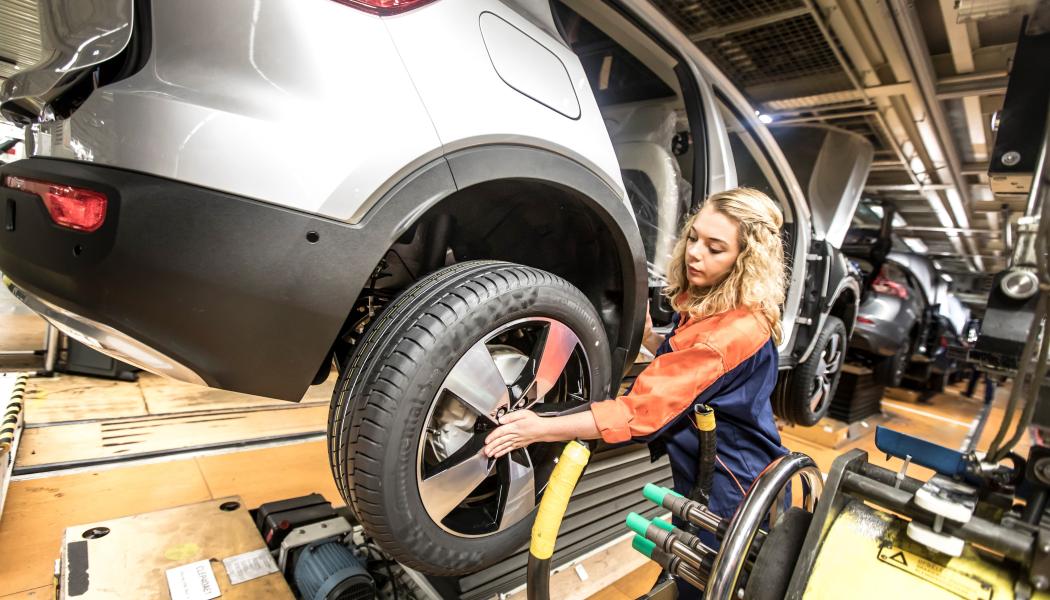 Att minska mankostnaden och att förbättra arbetsmiljön och ergonomin är två starka anledningar till automatisering. Foto: Volvo Cars