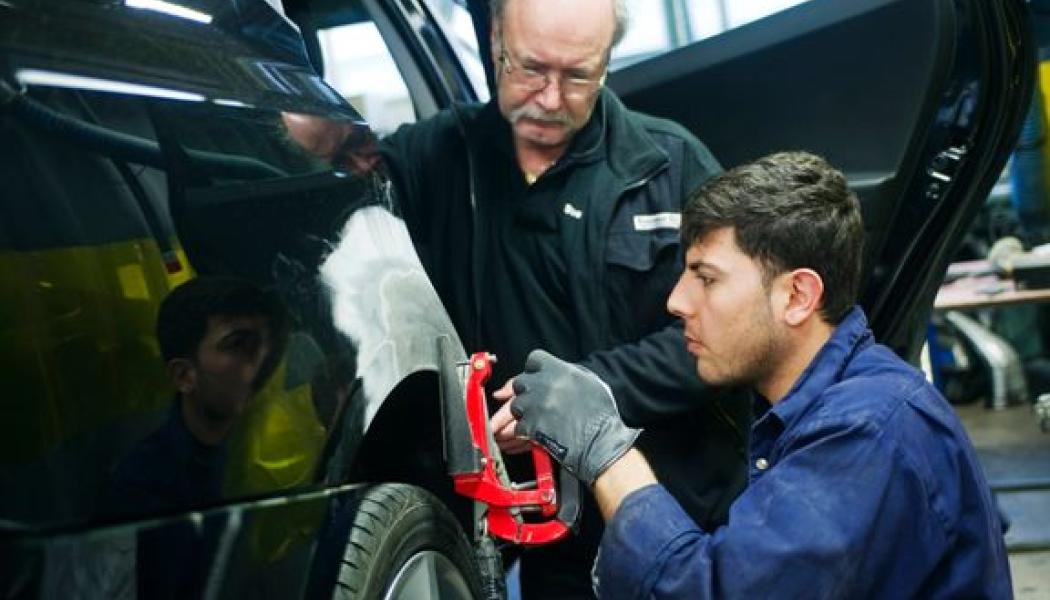 Statistiken visar att 56 procent av eleverna som 2023 gick ut en fordons- och transportutbildning på Komvux var etablerade på arbetsmarknaden ett år efter examen. Foto: Transportföretagen