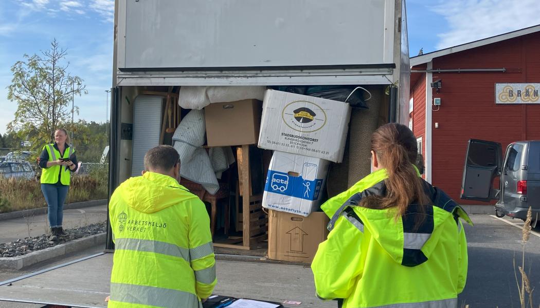 Kontroll av avfallstransport. Foto: Arbetsmiljöverket