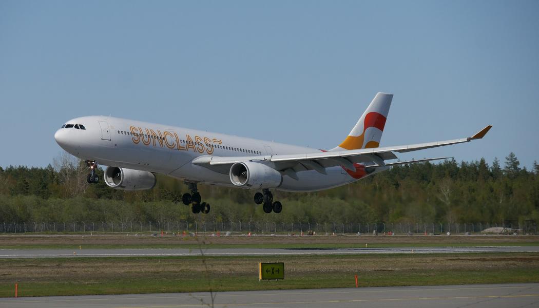 Sunclass OY-VKI landar på Arlanda. Foto: Maxholnwbrg/Wikimedia Commons/https://commons.wikimedia.org/wiki/File:OY-VKI_ARLANDA_V%C3%85R_2024.jpg