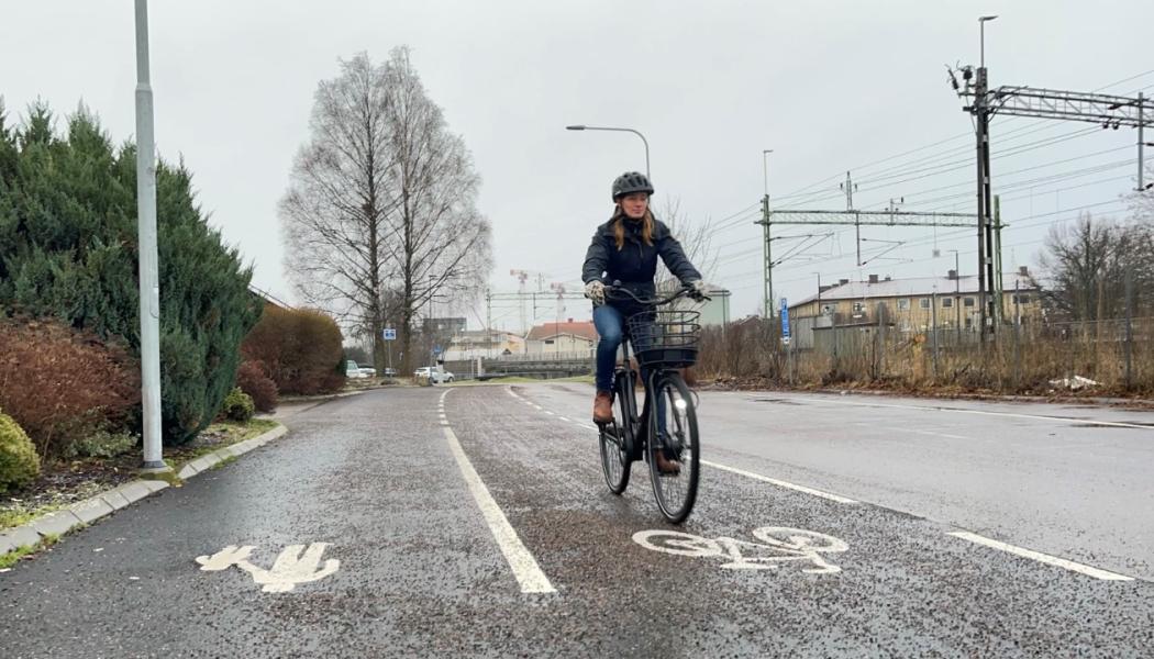 Trafikingenjör Andréa Palmberg på elcykeln Ecoride ambassador, som är modellen som lånas ut. Foto: Kungsbacka kommun