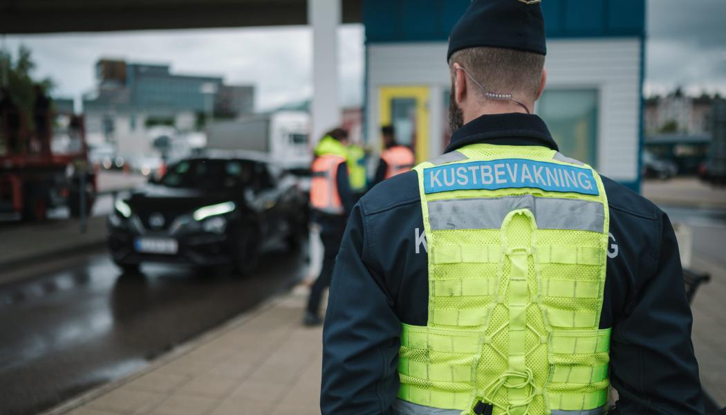 Kustbevakare bakifrån. Foto: Kustbevakningen