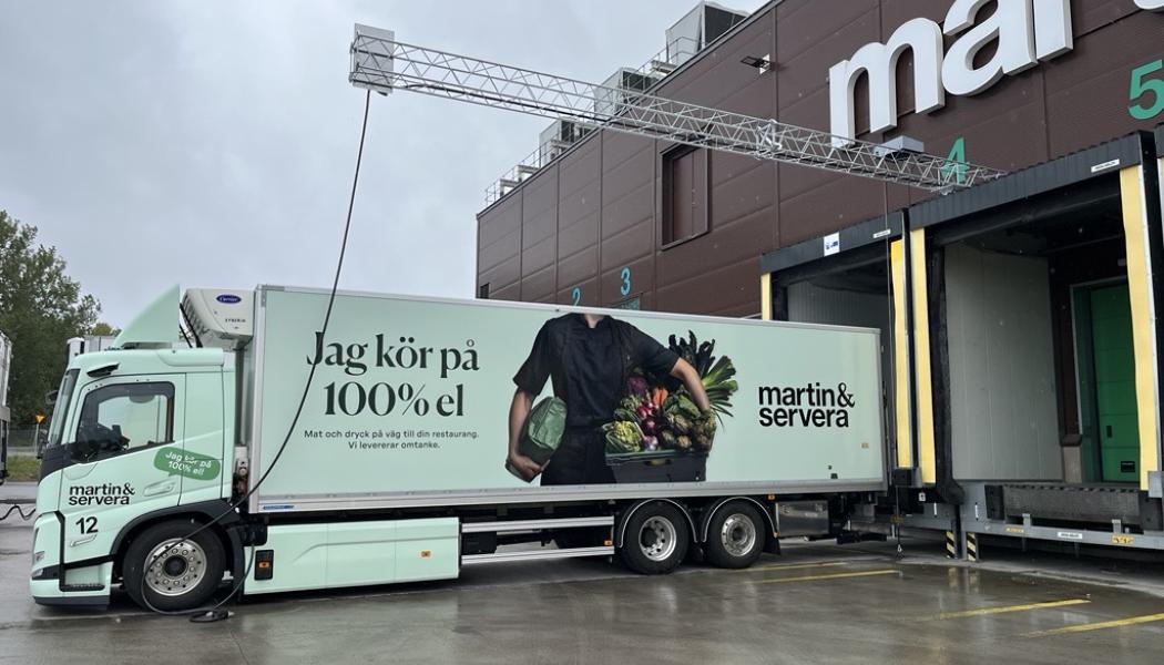 Portladdningen har en lång laddarm som gör det möjligt att ladda fordon även när det är trångt på lossningsplatsen – vilket underlättar och effektiviserar arbetet. Foto: Martin & Servera