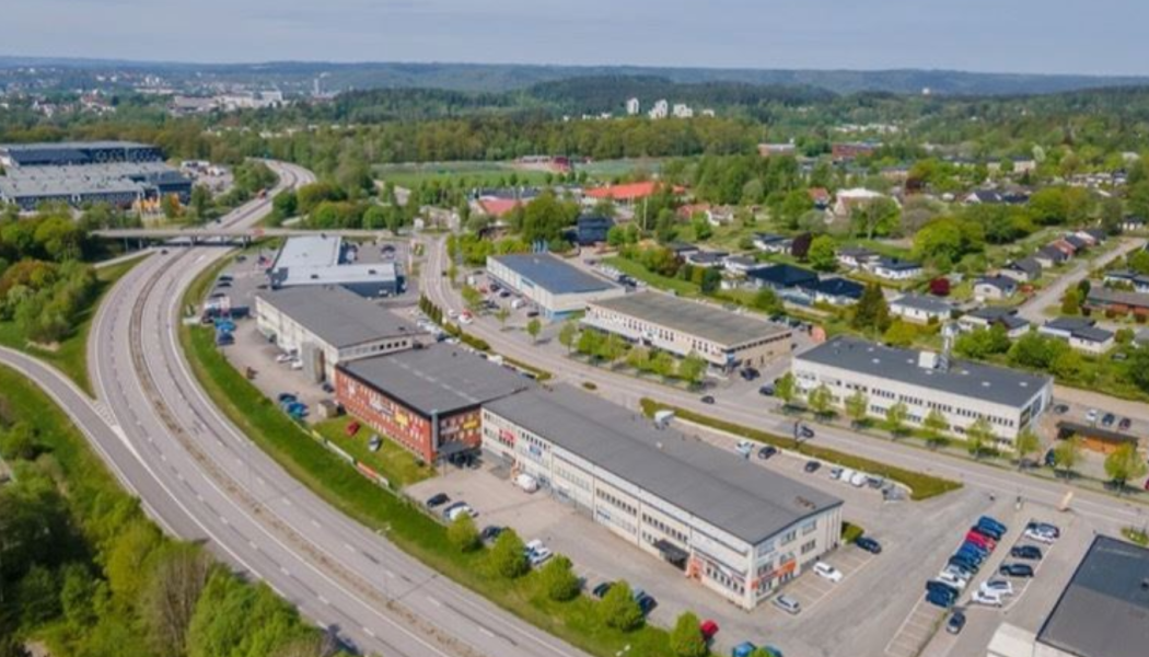 Fastigheten omfattar knappt 8 000 kvm och innehåller lokaler för lager, lättindustri och kontor. Foto: Croisette