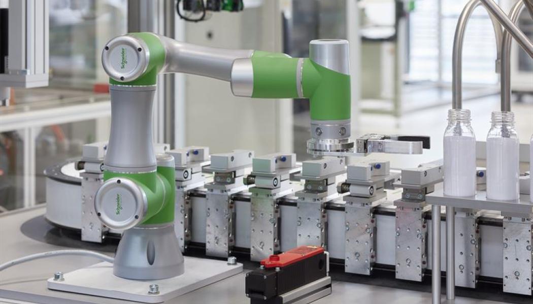 Coboten har inbyggda säkerhetssensorer och funktioner som minimerar risk för skador. Foto: Schneider Electric