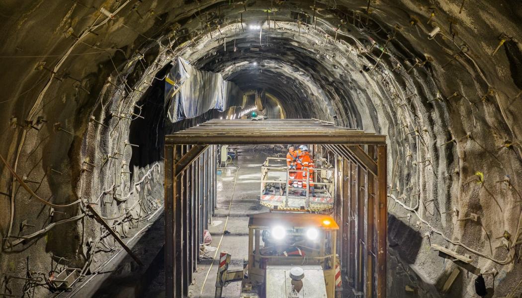 Europeiskt järnvägskunnande: Bygget av Lyon-Turin-tunneln inleddes 2013 och planeras skapa en 65 kilometer lång järnvägsförbindelse mellan Frankrike och Italien, varav 57,5 kilometer går genom Alperna. Projektet kommer att ersätta den historiska Fréjus-tunneln och avsevärt minska godstransporter och koldioxidutsläpp i Alpområdet. Den höghastighetsjärnvägen förväntas vara klar till 2032.