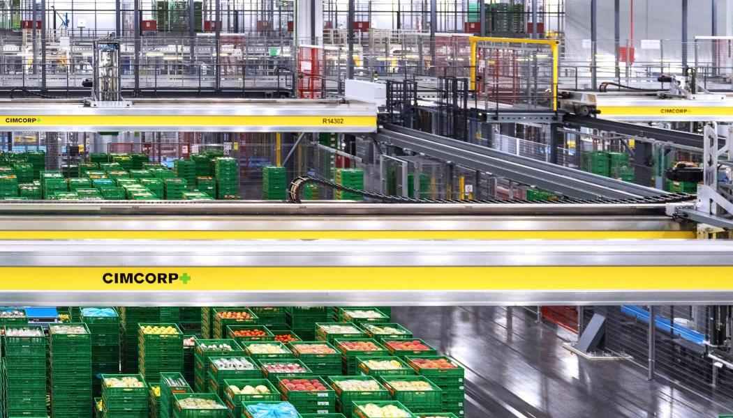 Cimcorps portalkranrobotar hanterar containrar med färska livsmedel i ett automatiserat lager. Foto: Cimcorp