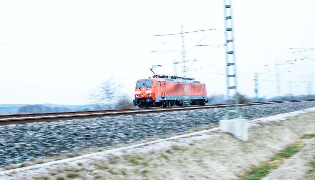 Enligt myndigheten är det utbildningsanordnarens ansvar att säkerställa tillräckligt med praktikplatser, men kommunen förklarar bristerna med att tågoperatörerna inte haft möjlighet att tillhandahålla handledare. Foto: markus spiske/unsplash