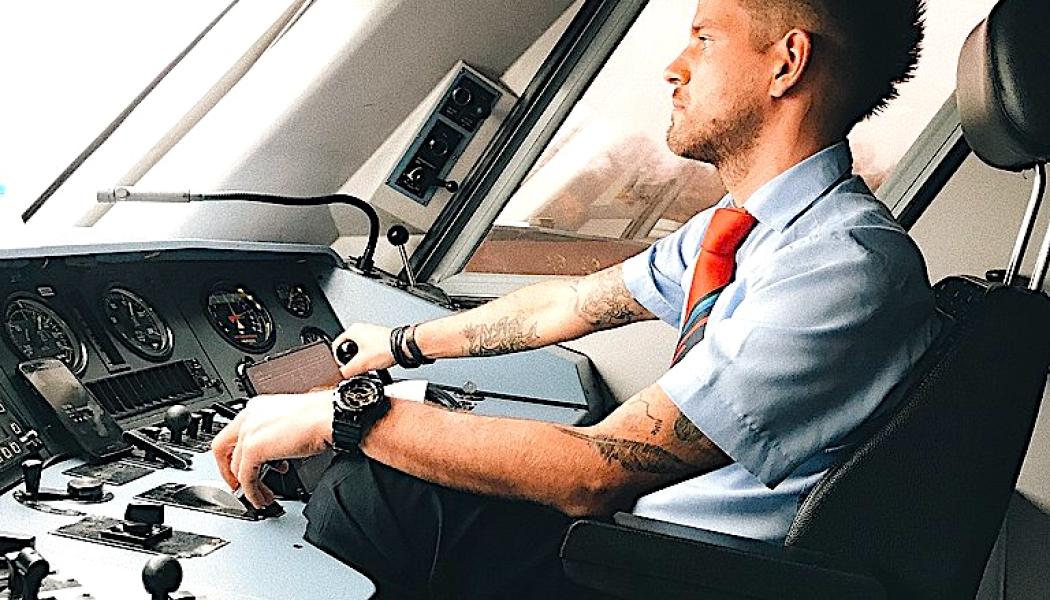 En förare i hytten på ett av Deutsche Bahns Intercity-lok. Foto: Wikipedia Common Lic, Kredit: Mainrausch