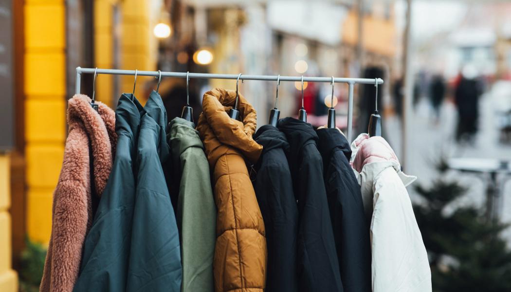 Flera företag inom modebranschen börjar nu använda omvänd logistik. Foto: Markus Spiske/Unsplash