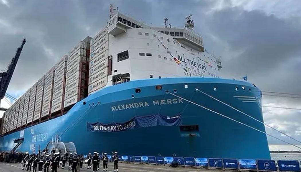 Containrar lastas på rederiet Maersks metanoldrivna fartyg Alexandra Maersk. Foto: Maersk.
