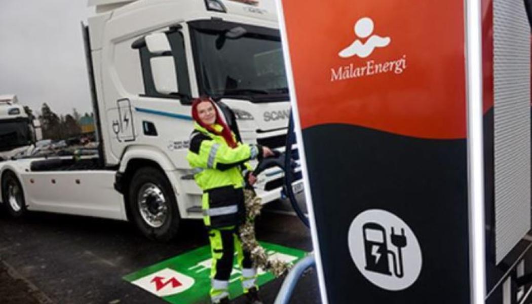 Isabella Sommerhall invigde laddstationen som är placerad nära E18. Foto: Mälarenergi