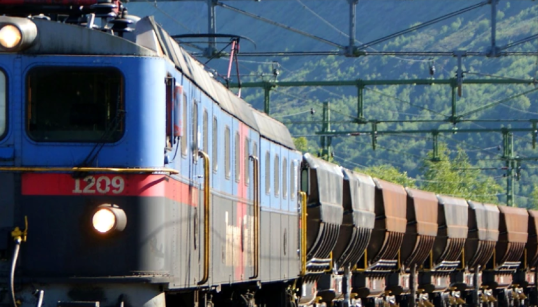 För att öka kapaciteten för både persontåg och godståg förlängs Sikträsk bangård. Detta ska möjliggöra möten med 750 meter långa tåg. Foto: Trafikverket