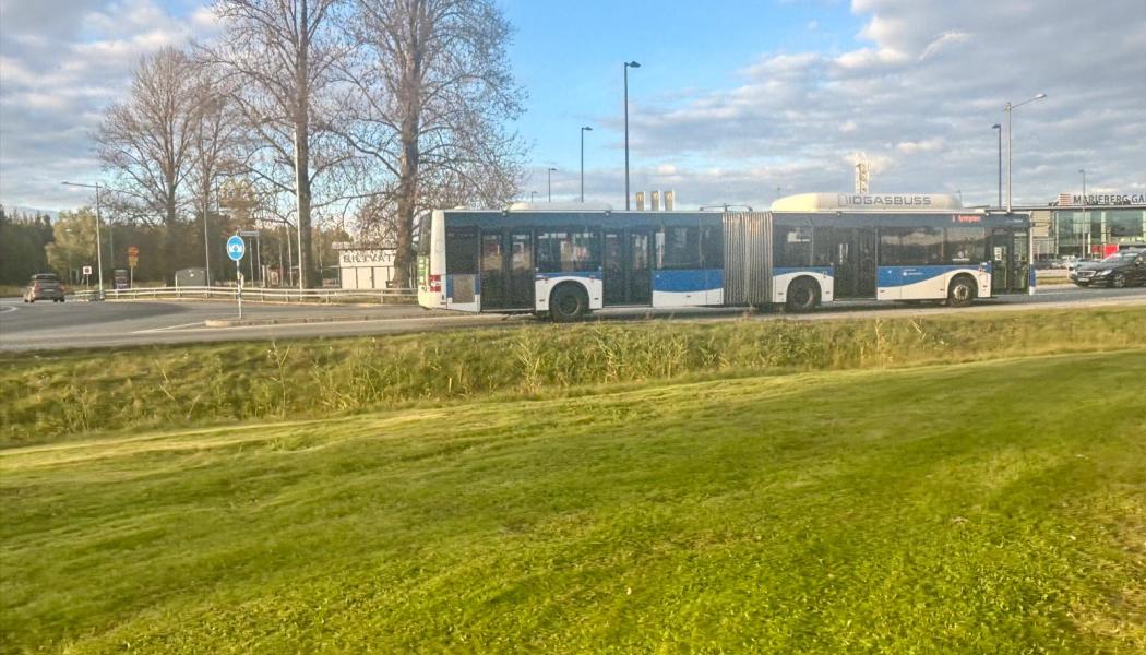 Biogasbuss i kollektivtrafik nära Marieberg i Örebro. Foto: stina Wickenberg