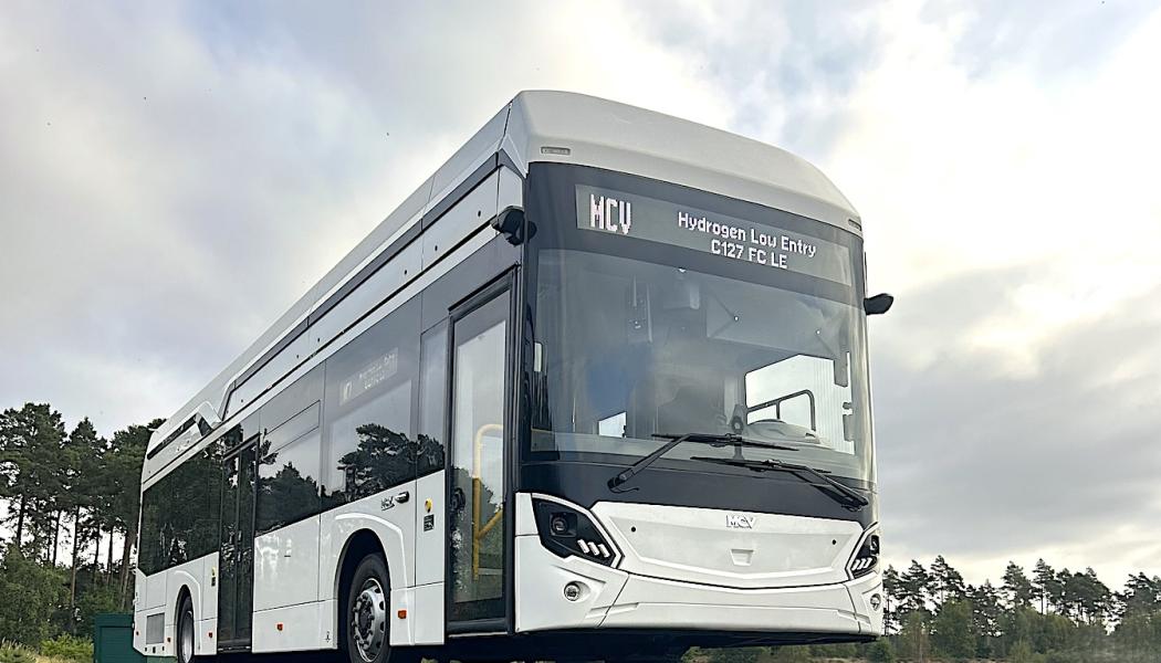 Elbussar drivs direkt av batterier och har generellt hög energieffektivitet. Vätgasbussar använder bränsleceller där energi först omvandlas från vätgas till elektricitet, vilket innebär större energiförluster och högre systemkostnader. Foto: MCV - Bus2bus