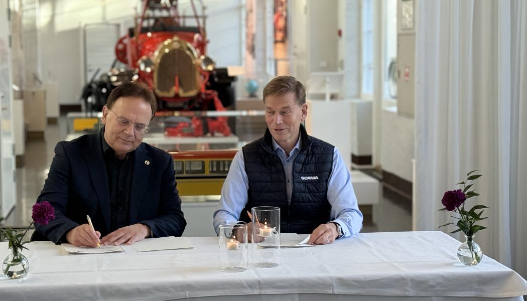 Martin Hellström, rektor för Mälardalens universitet och Christian Levin, vd och koncernchef för Scania och TRATON undertecknar avtalet. Foto: Mälardalens universitet