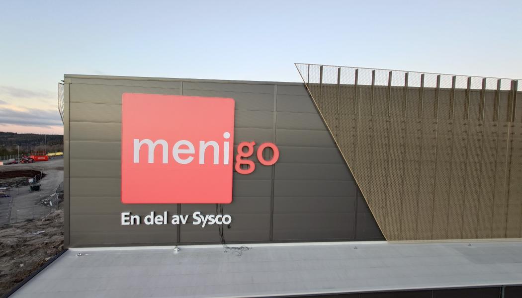 Menigos nya lageranläggning i Landvetter har byggts enligt genomgående mycket höga hållbarhetskrav och miljöcertifieras enligt BREEAM-SE nivå Excellent. Foto: Menigo