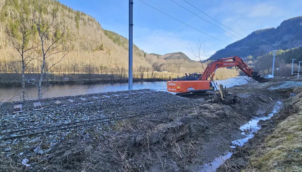 Grävmaskin i arbete längs Meråkerbanan. Foto: Bane NOR