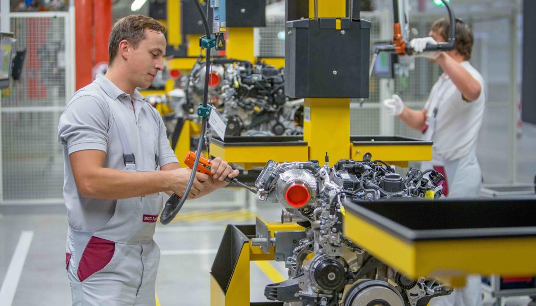 Produktion av en Mercedes-dieselmotor: Fabriken i Stuttgart tar bort vissa diesel- och plug-in-hybridmodeller från sitt sortiment. Foto: Mercedes-Benz