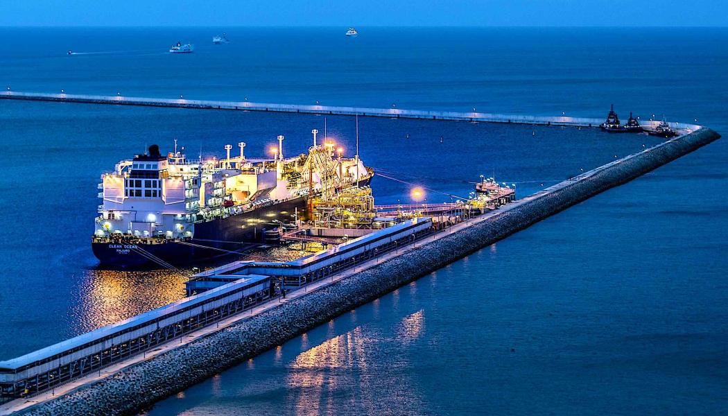 Ett fartyg med flytande naturgas vid Świnoujście LNG-terminal i Polen. Foto: Wikipedia Common. Kredit: Maciej Margas - PGNiG 