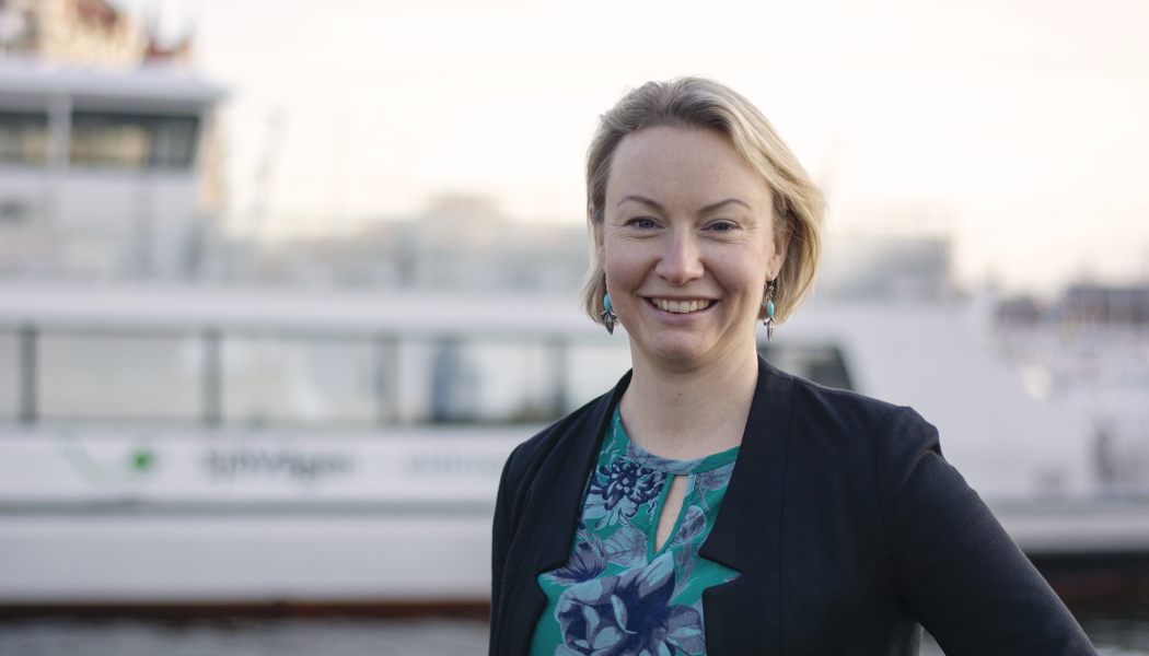 Michaela Haga framför pendelbåt. Foto: Region Stockholm
