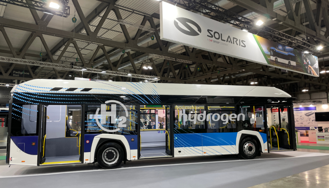 Vätgasbussen Urbino 12 vid bussmässan i Milano. Foto: Sustainable Bus