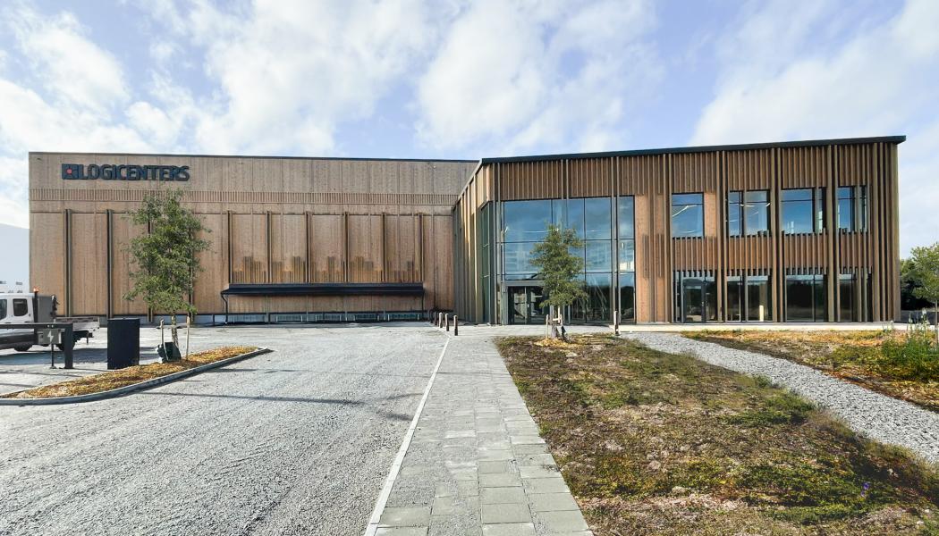 Innovationsprojektet är, enligt Nreps kännedom, världens största hampaisolerade logistikbyggnad och den första i sitt slag som använder biobaserade material i så pass stor utsträckning. Foto: Nrep