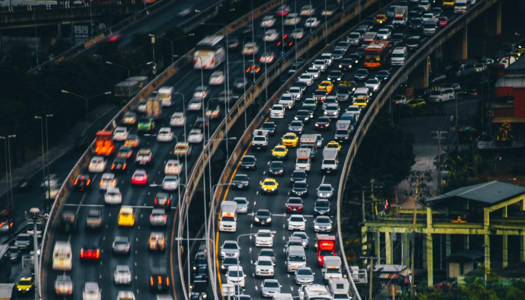 Svag personbilsmarknad under första halvåret medan tunga lastbilar växer starkt. Foto: tan kaninthanond/unsplash