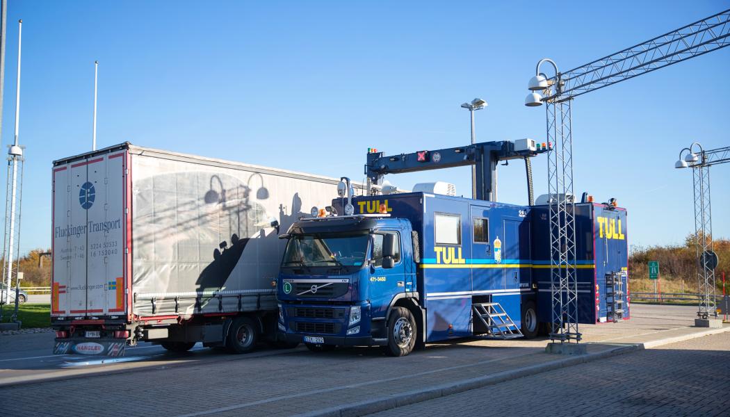 Mobil scanner röntgar ett lastbilssläp. Fotograf: Mette Ottosson/Tullverket