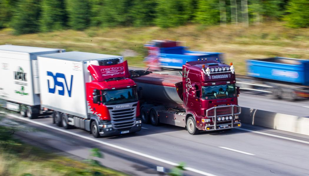 Vid höjd beredskap eller krig kan länsstyrelsen enligt förfogandelagen ta egendom i anspråk och betala ersättning som fastställs av en värderingsnämnd. Det kan gälla bland annat lastbilar, bussar och arbetsmaskiner.  Foto: Thomas Möller, Mostphotos