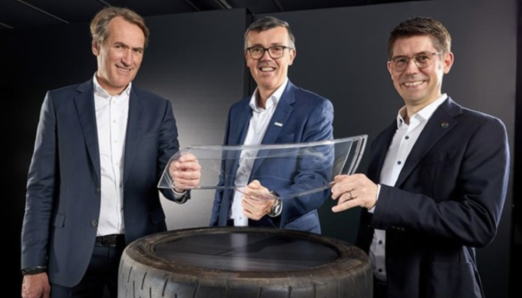 Från vänster till höger: Jeroen Verhoeven (Neste), Thomas Van De Velde (Borealis), Guido Naberfeld (Covestro) siktar på att tillverka nya bildelar av uttjänta däck. Foto: Covestro