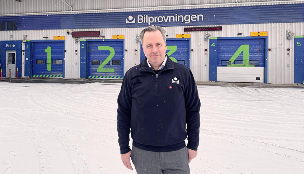Niklas Stragne framför en av Bilprovningens stationer. Foto: Bilprovningen