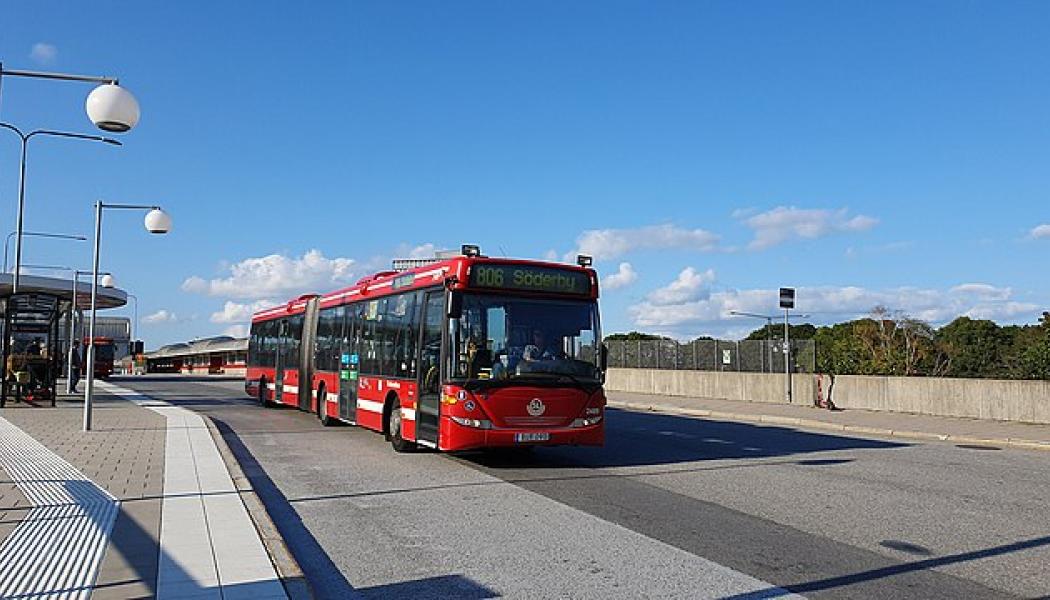 Nobinas buss 2489 på Gullmarsplan i Stockholm. Foto: Wikipedia Commons