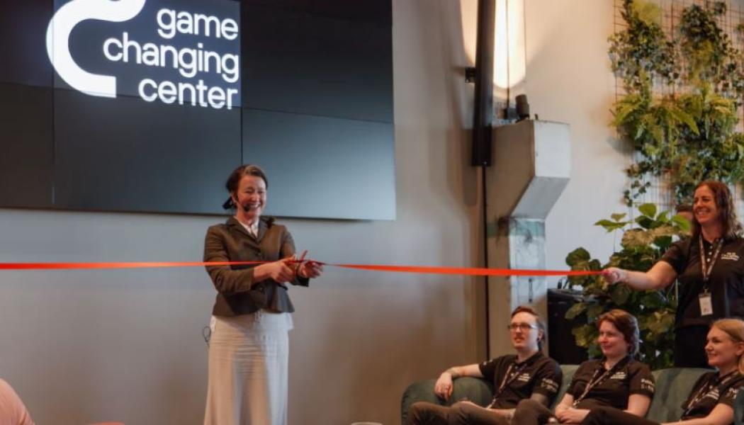 Maria Stenström från 2030-Sekretariatet klippte bandet till stor applåd från kunder, leverantörer, partners och medarbetare. Foto: Inquire