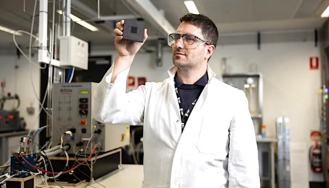 De nya bränslecellerna genererar elektricitet genom att kombinera vätgas med syre, där vatten bildas som biprodukt. Dr Quentin Meyer, som är senior forskare vid University of New South Wales i Sydney, Australien. Han är också ordförande för bränslecellsdivisionen inom International Association for Hydrogen Energy.
Foto: UNSW