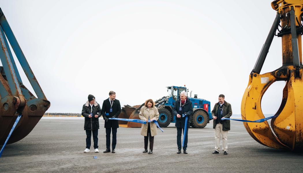 Från vänster Magnus Thorén (Stena Metal International), Stefan Pålsson (kommunstyrelsens ordförande Halmstad), Monika Przedpelska Öström (branschchef Sveriges Hamnar), Claes Lindgren (länsråd Halland) och Carl-Henrik Hägg (Vd Hallands Hamnar). Foto: Hallands Hamnar
