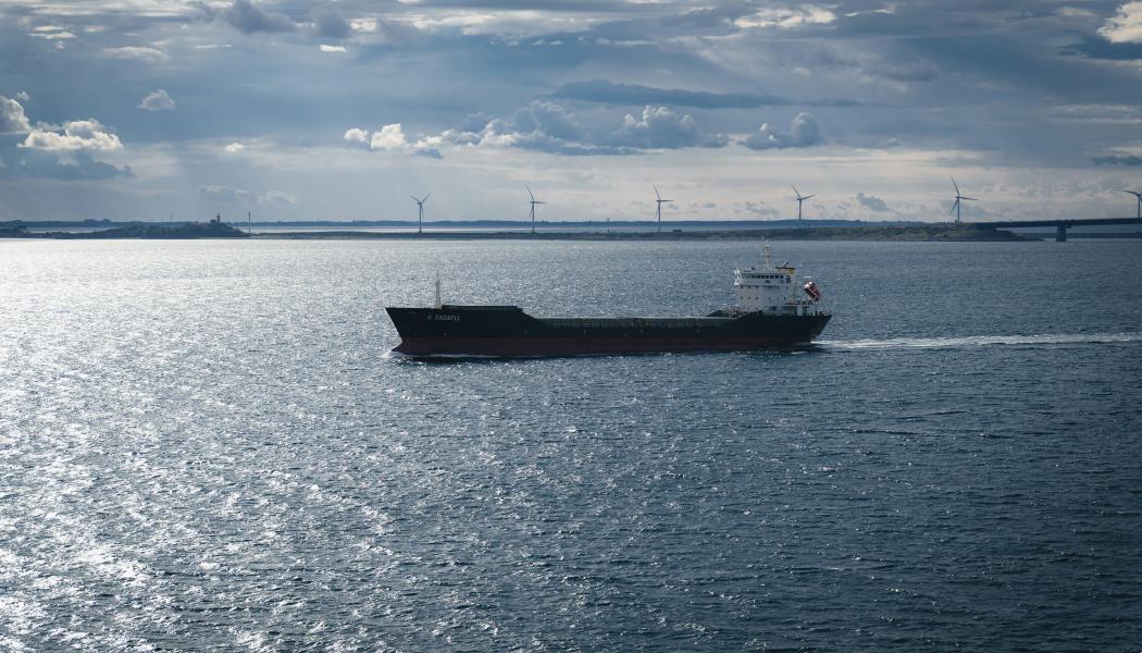 Tankfartyg vid Öresundsbron. Foto: Manuel Keller/Unsplash
