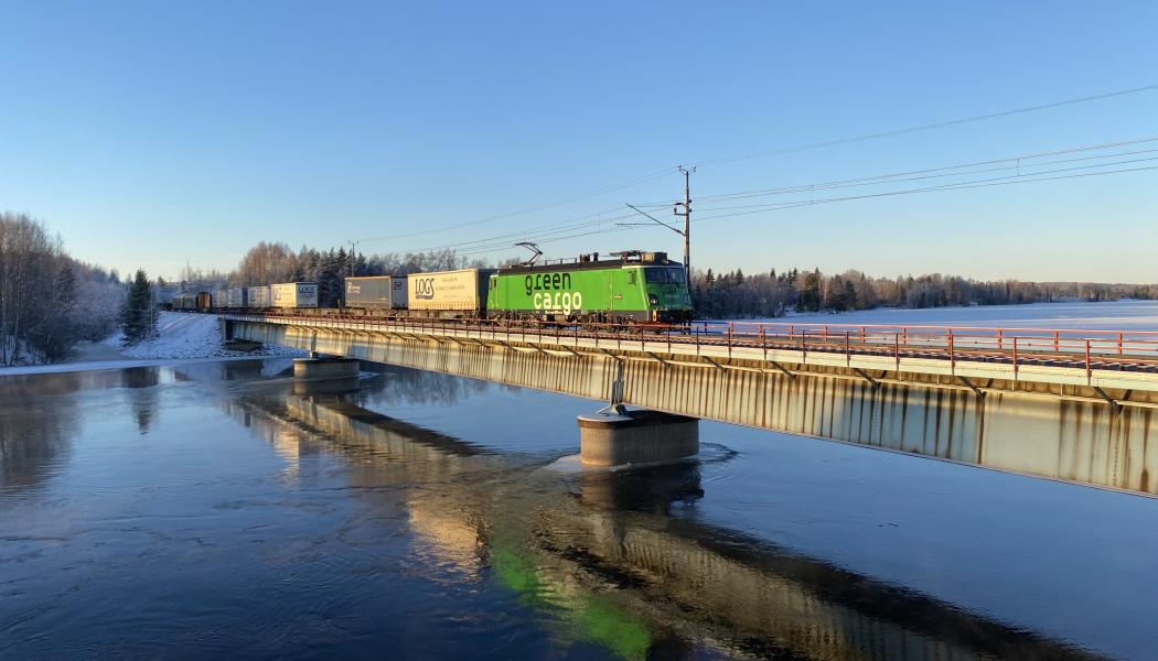 Intermodal transport med MB-lok över Luleälven. Foto: Green Cargo AB
